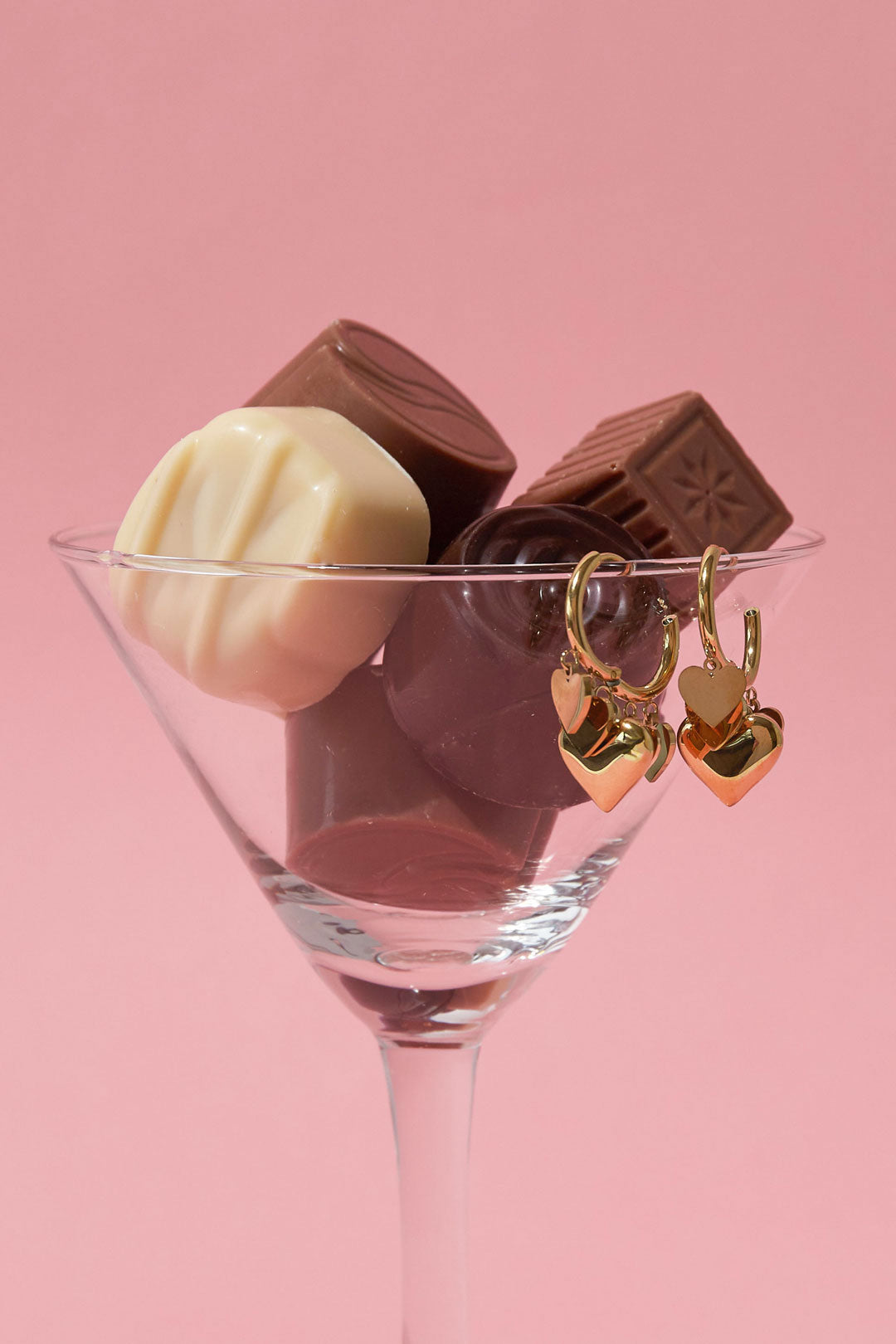 Oorringetjes met verschillende maten harten hangers